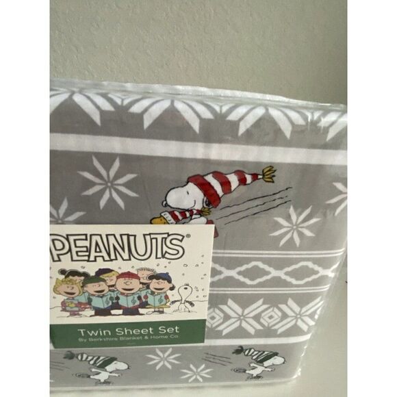Peanuts Snoopy Sledding Ice Skating Winter Twin Size Super Soft Sheet Set NEW - Picture 3 of 11